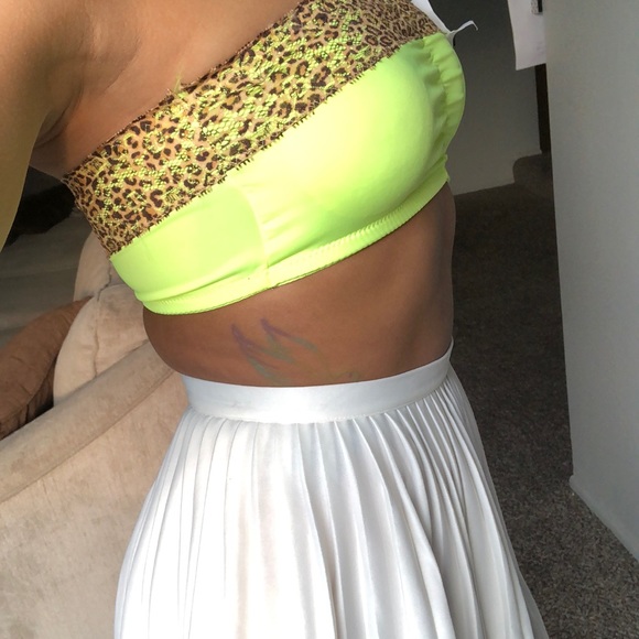 ☘️🐆 2 piece bandeau top w/ white pleated skirt - Picture 3 of 7